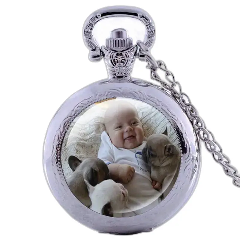 Elegant tilpassbar halskjedeklokke med baby og valper i sølv
