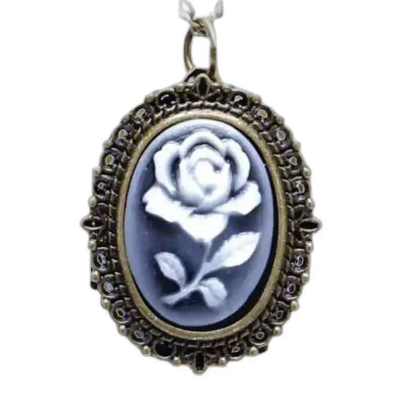 Elegant hvit rose halskjede klokke med en oval rosa cameo anheng