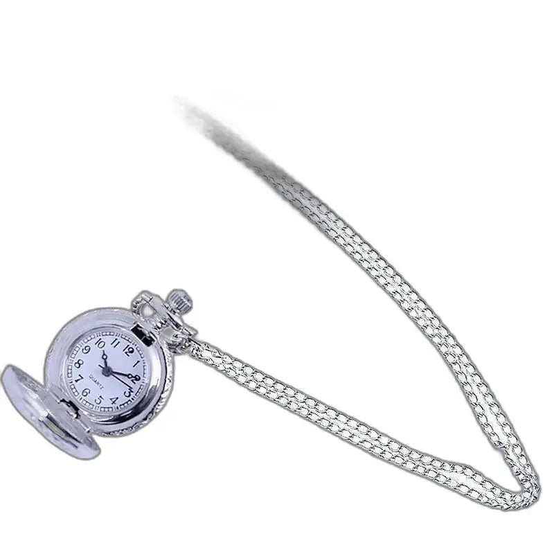 Elegant sølvanhengsklokke for kvinner med kjede, tidløs eleganse og raffinert stil
