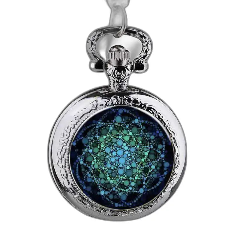 Elegant anhengsklokke med perlerosett med blå og grønn geometrisk design